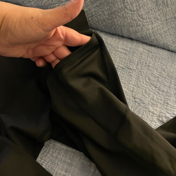 Stretchy leggings, perfect for running, has 2 pockets and is higher waisted.New. - Picture 4 of 5